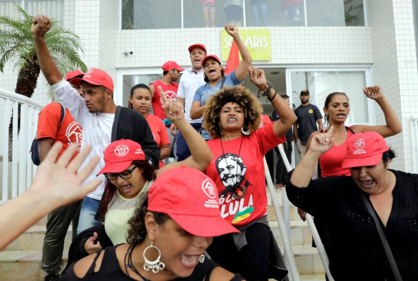 Activistas à porta do edifício onde está o apartamento de Lula
