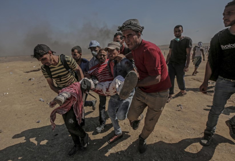 Palestinianos carregam manifestante ferido