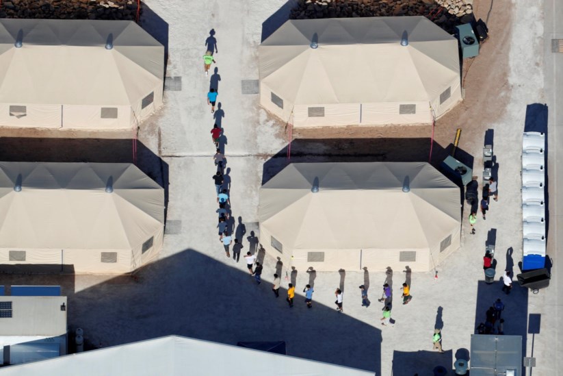 Crianças imigrantes em tendas num complexo junto à fronteira dos EUA com o México, no Texas