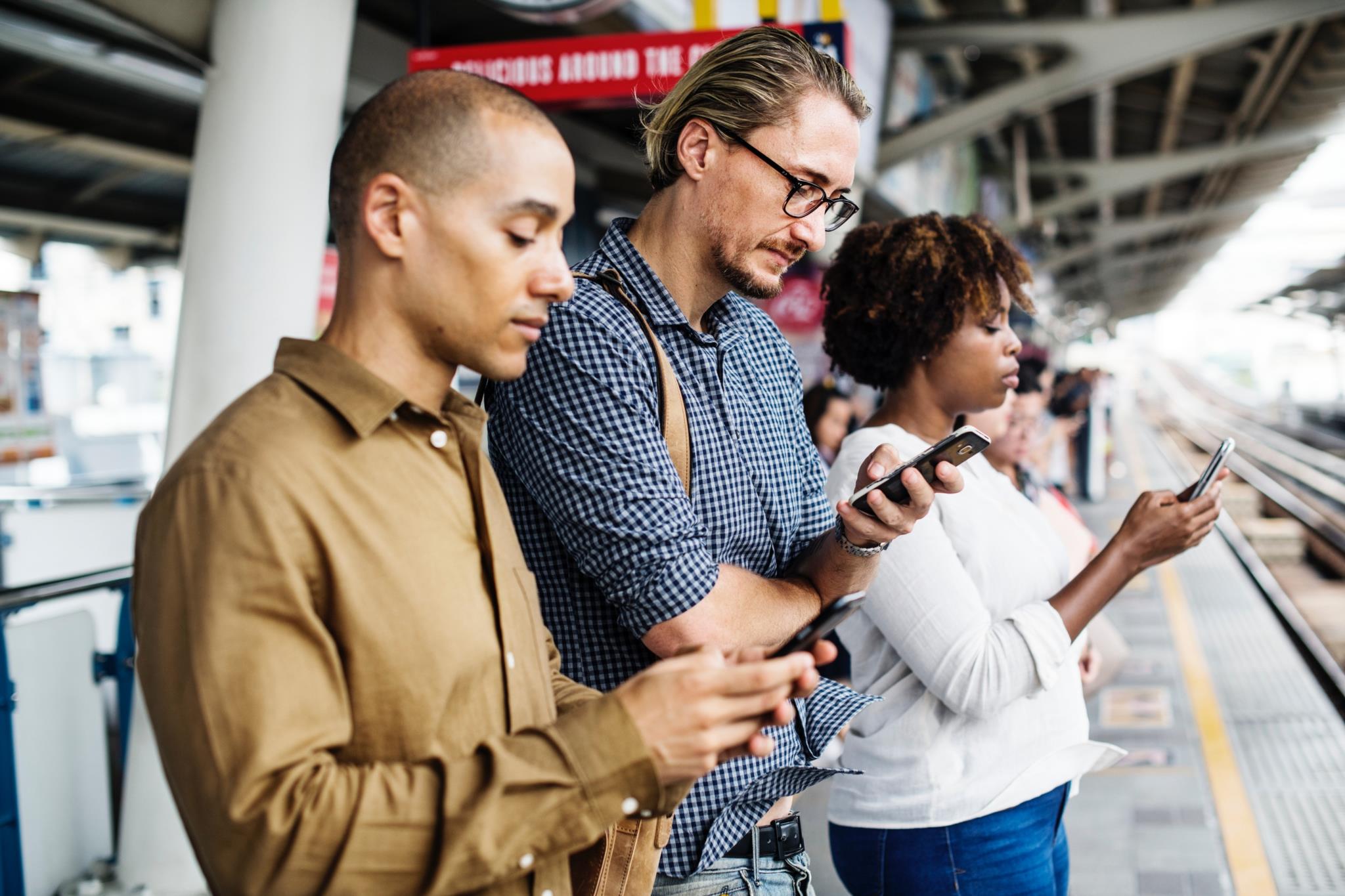 Resultado de imagem para "Estamos a deixar o smartphone alterar a forma como somos humanos"