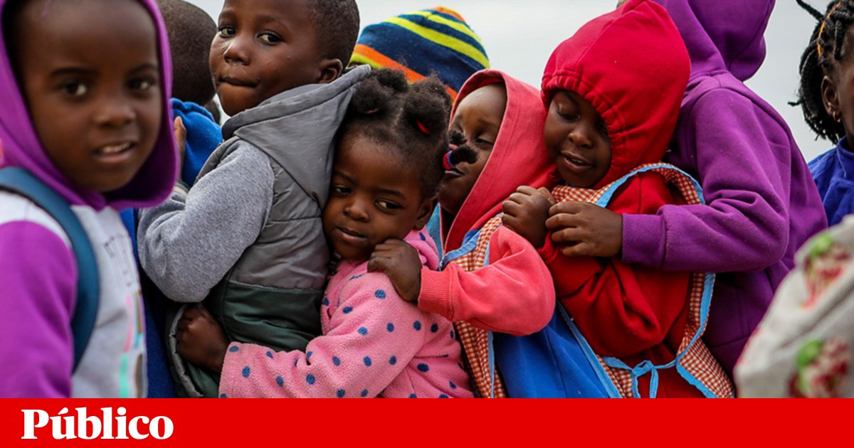 Resultado de imagem para De que serve doar material escolar a Moçambique? De muito e de nada