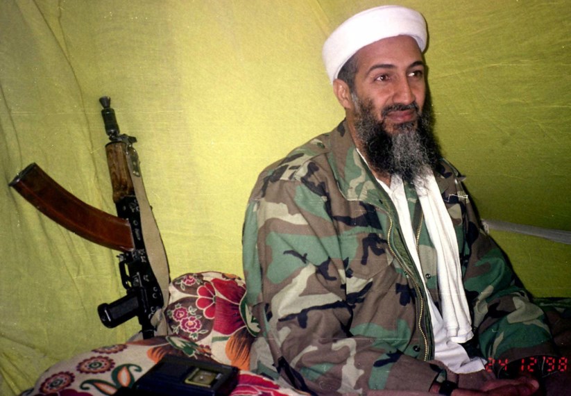 Osama Bin Laden à conversa com um pequeno grupo de repórteres em 1998