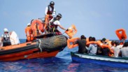<i>Aquarius</i> procura porto seguro para desembarcar 141 resgatados