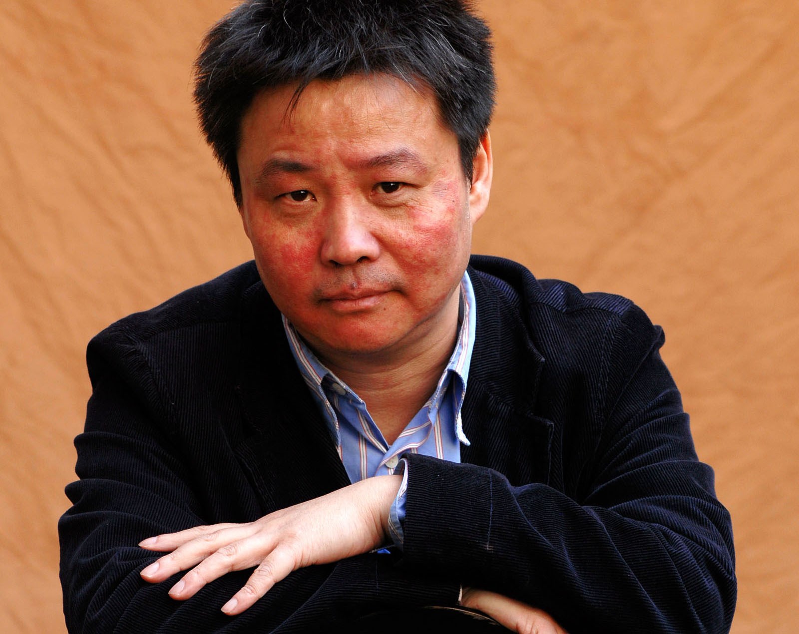 Resultado de imagem para Yu Hua, o romancista chinÃªs aceite pelo sistema que nÃ£o tolera os seus ensaios