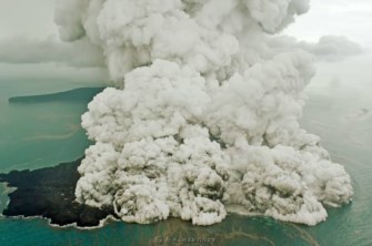 Parte do vulcão encontra-se submerso depois do colapso parcial