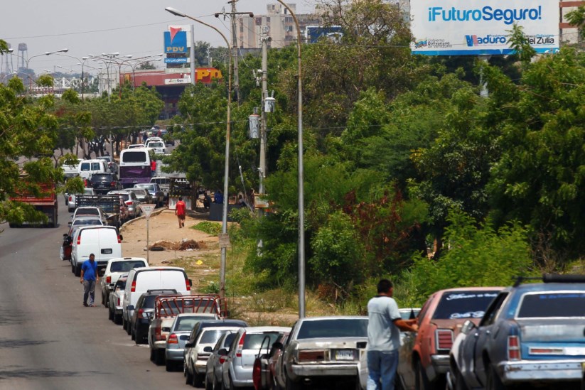 Formam-se longas filas nos postos de combustível na Venezuela