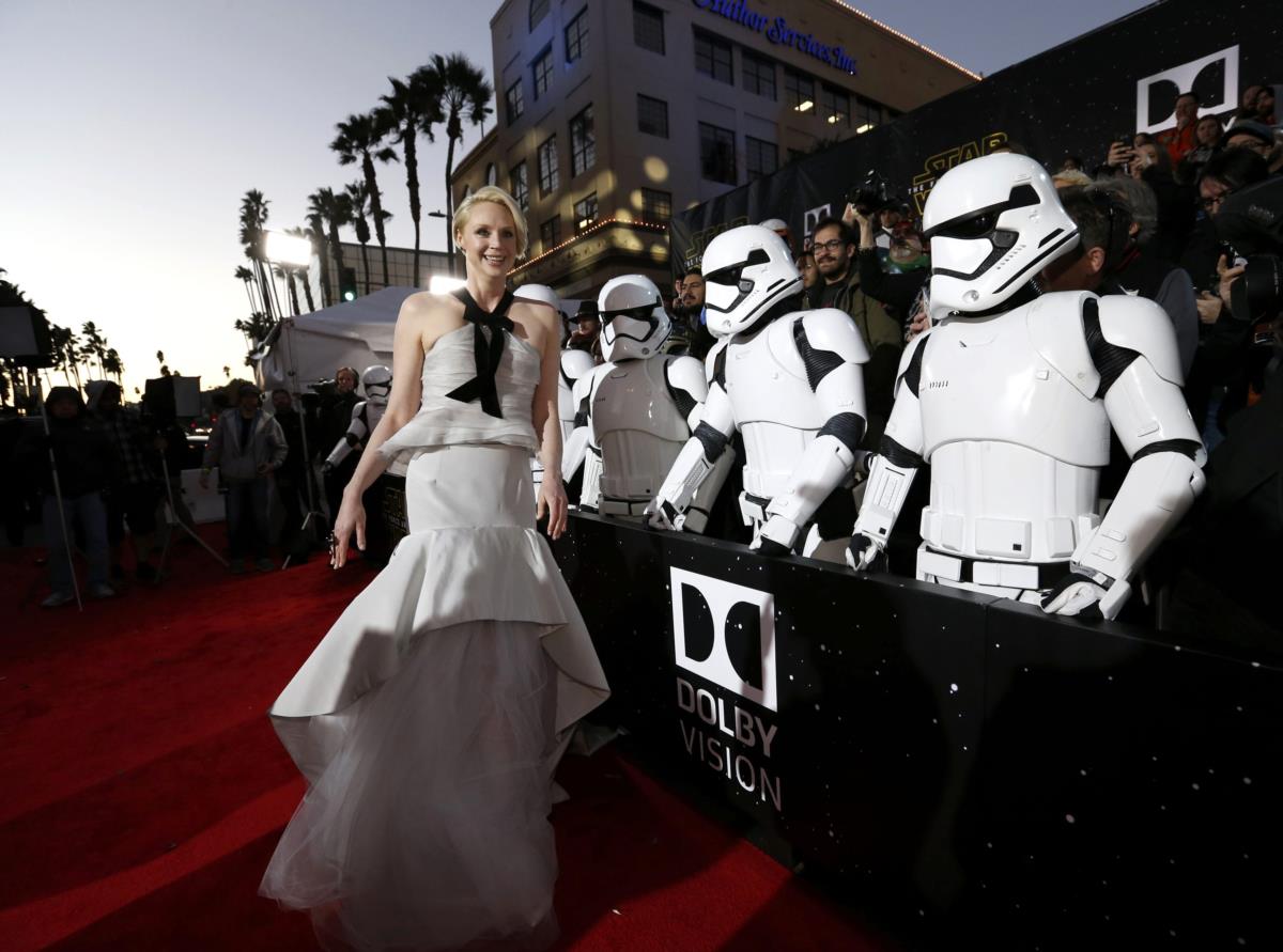 Gwendoline Christie na estreia em Los Angeles ladeada por <i>stormtroopers</i>
