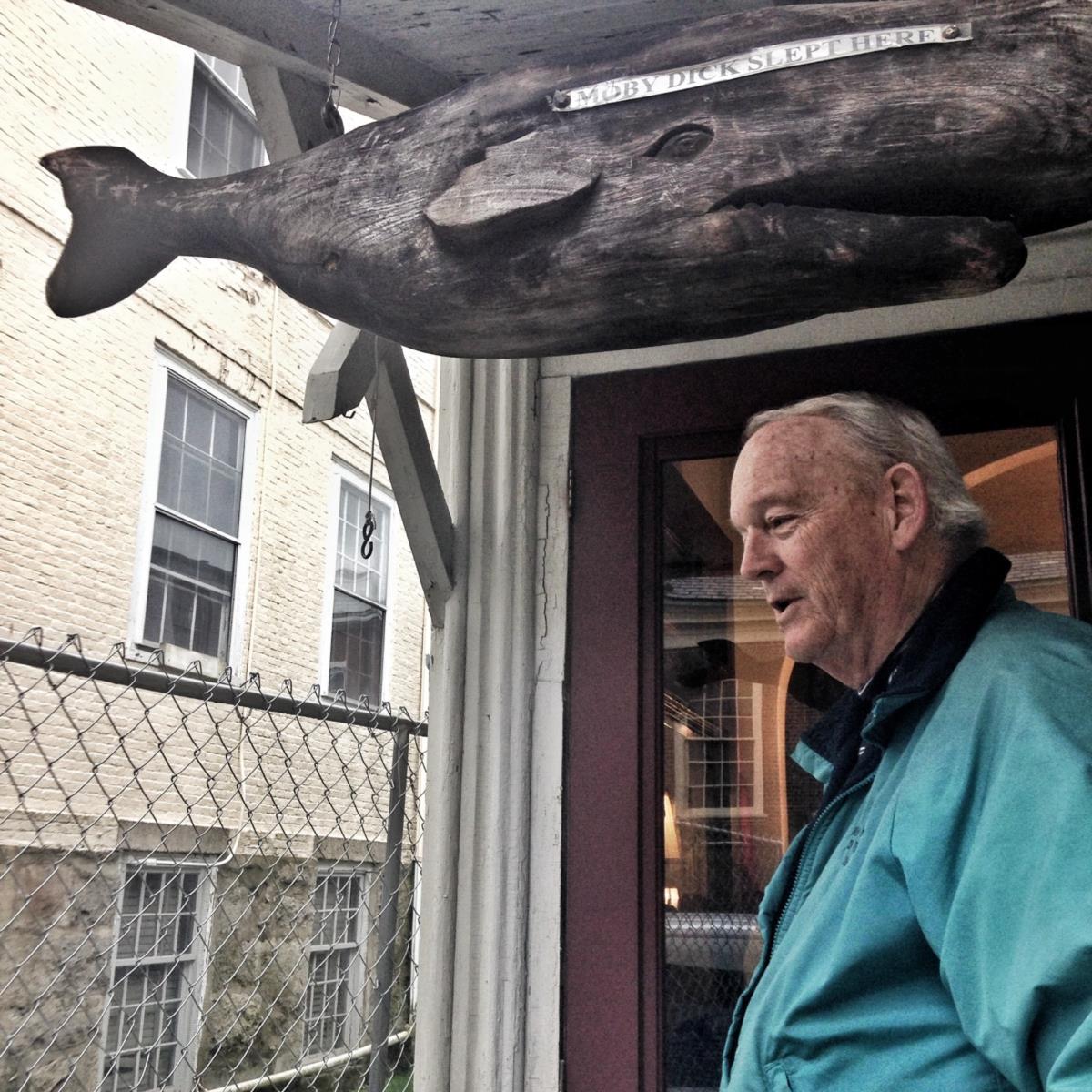 “Moby Dick dormiu aqui”, lê-se à entrada da porta do pai do mayor de New Bedford