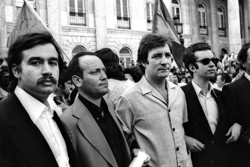 PÚBLICO - Manifestação do PS com Medeiros Ferreira, Jorge Campinos e Mário Sottomayor Cardia