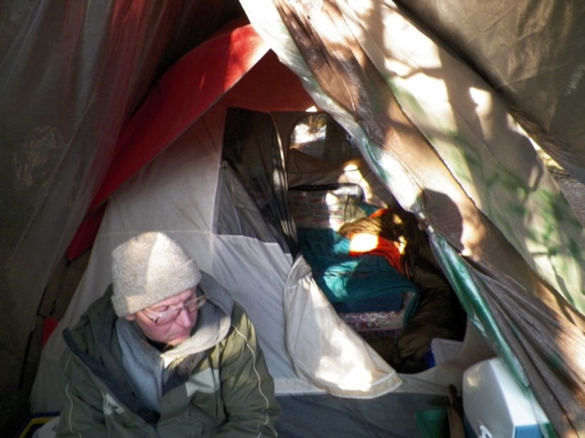 PÚBLICO - Knight montou o seu acampamento baseado numa prática de sobrevivência: nem no topo de uma colina, nem num vale, mas numa localização intermédia