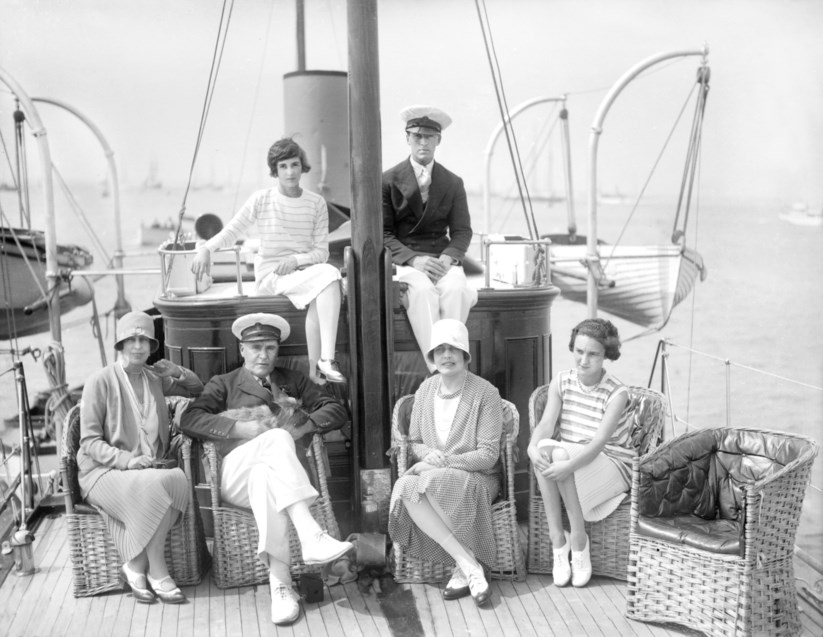 PÚBLICO - Os aristocratas ingleses Birkenhead a bordo do iate "Cowes" prestes a participar na Regata Real em 1928