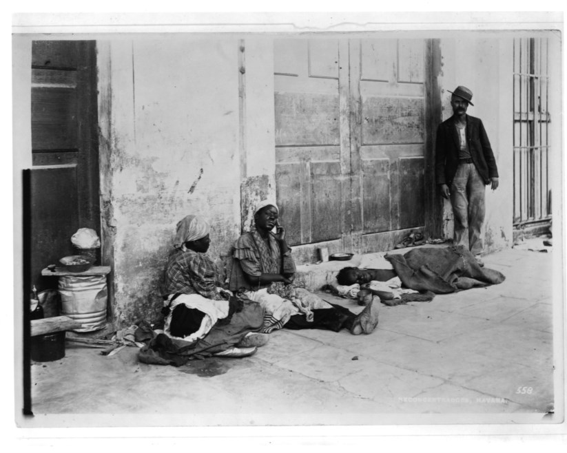 PÚBLICO - Em 1896, a política de "reconcentracíon" em Cuba levou à morte 200 mil pessoas: Em vez dos prometidos alojamentos dignos, com direito a alimentação regular e com acesso a água e a terras fecundas, os "reconcentrados" lidaram com a propagação de disenteria e febre tifóide, tão pobres e insalubres eram as condições