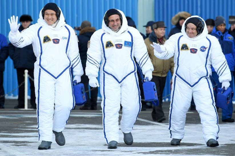 PÚBLICO - O cosmonauta russo Anton Shkaplerov (no centro), o astronauta norte-americano Scott Tingle (à direita) e o astronauta japonês Norishige Kanai (à esquerda). É a terceira missão do russo à Estação Espacial Internacional e a primeira dos outros dois astronautas