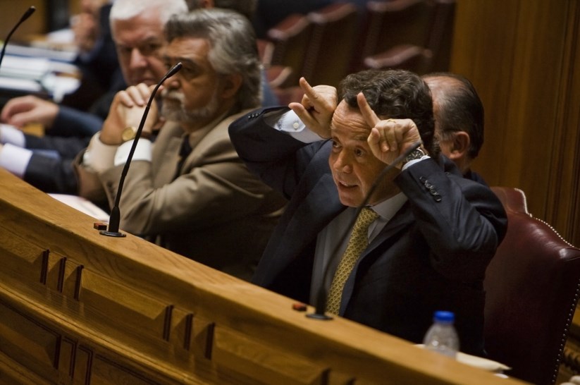 Image result for polÃticos gesto na assembleia site:.pt