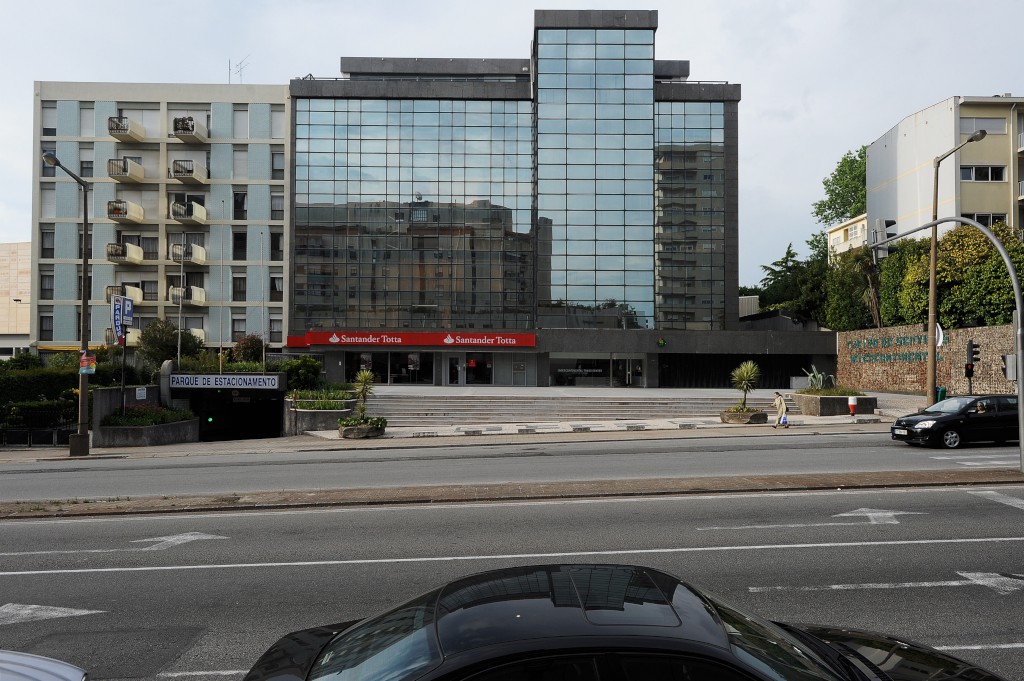 Porto procura investidor que queira reconstruir o Centro Comercial ...