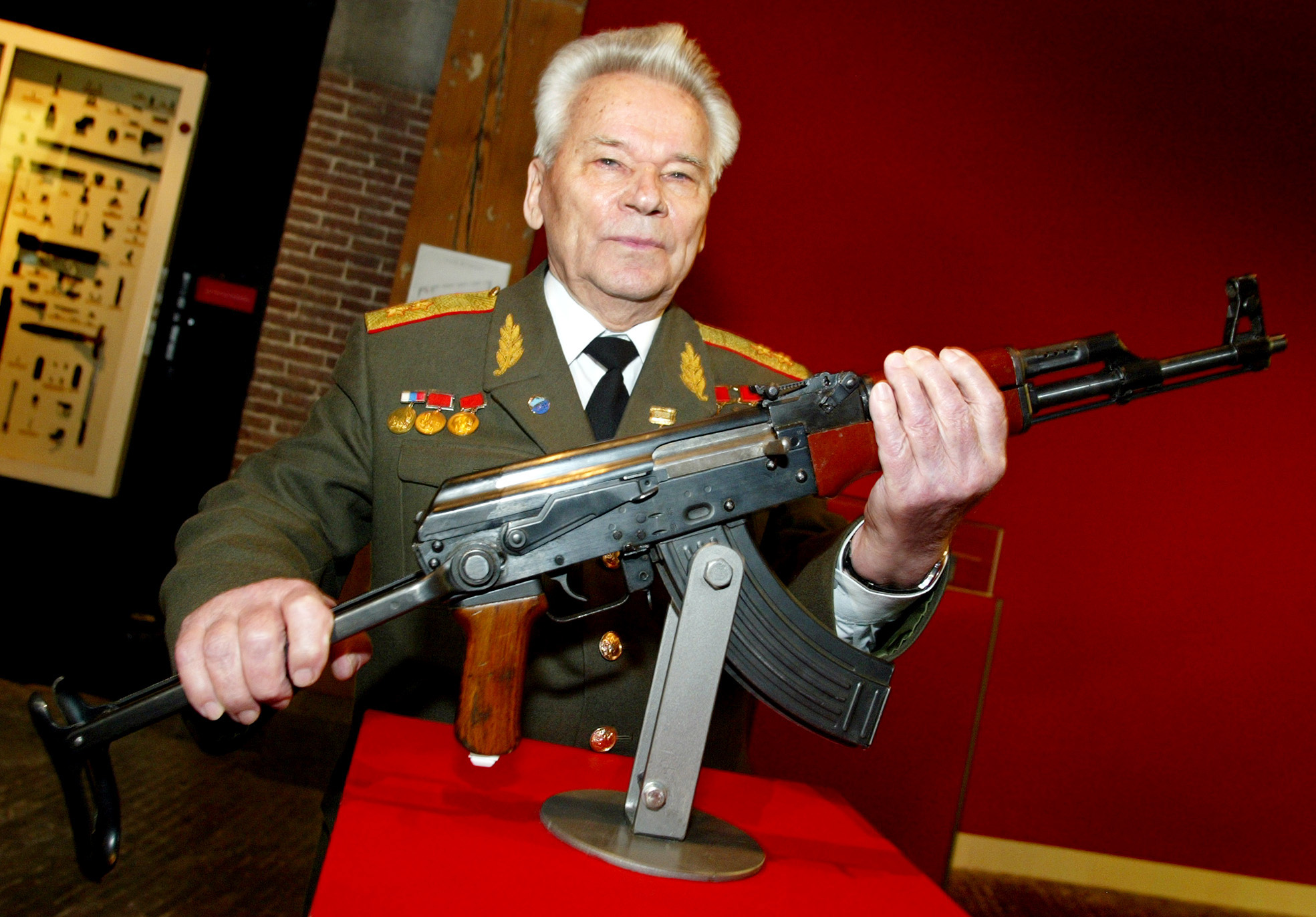 Mikhail Kalashnikov, inventor da AK-47, morreu aos 94 anos - PÚBLICO