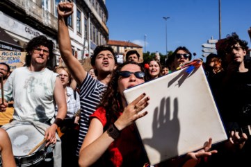 PÚBLICO - O 25 de Abril "está vivo" e celebra-se de cravo erguido