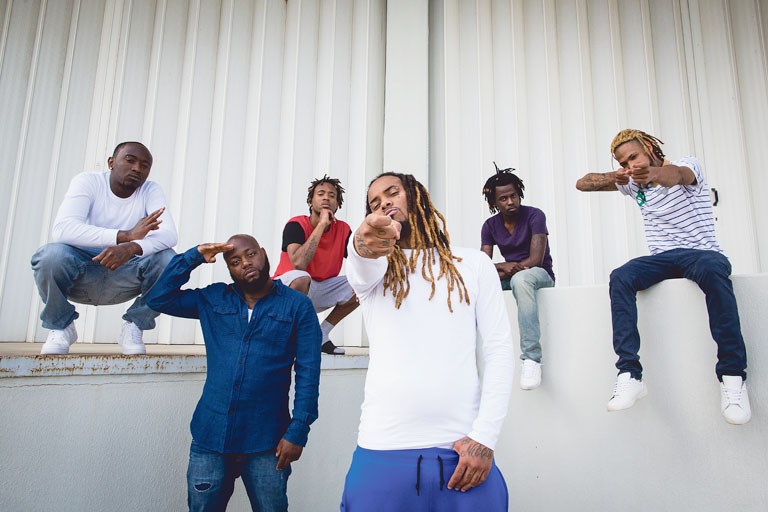 Uma família de cinco, todos na mesma casa da Linha de Sintra, reunidos à volta de NGA