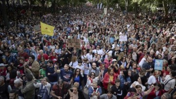 PÚBLICO - “Muitos, muitos mil” saíram à rua nos 50 anos do 25 de Abril