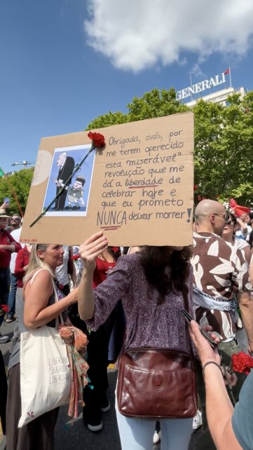 PÚBLICO - Milhares desceram a Avenida da Liberdade de cravo na mão e celebraram a conquista de direitos